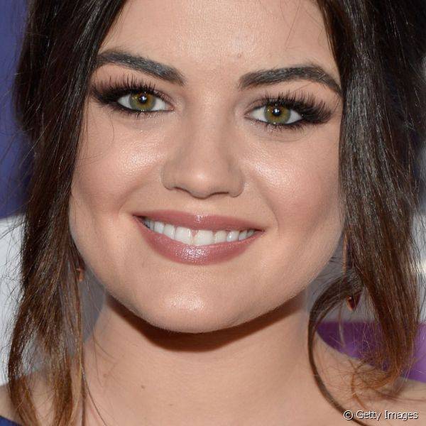Para prestigiar o People's Choice Awards 2014, Lucy equilibrou os olhos destacados por sombra esfumada e cílios postiços com o discreto batom rosado